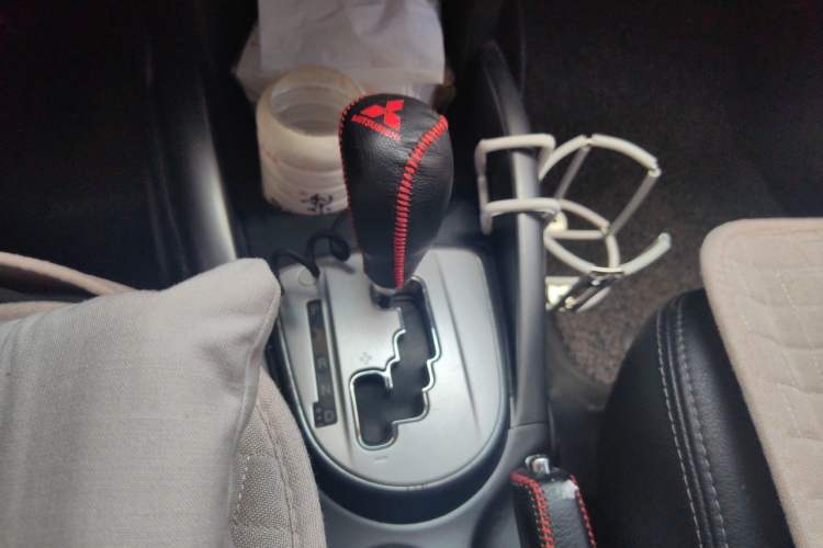 Used Mitsubishi Outlander 2012 Kicks 2.4 Fashion Navigation Edition Gear Lever