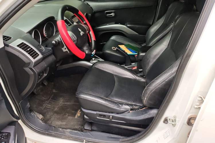 Used Mitsubishi Outlander 2012 Kicks 2.4 Fashion Navigation Edition Left Front Seat