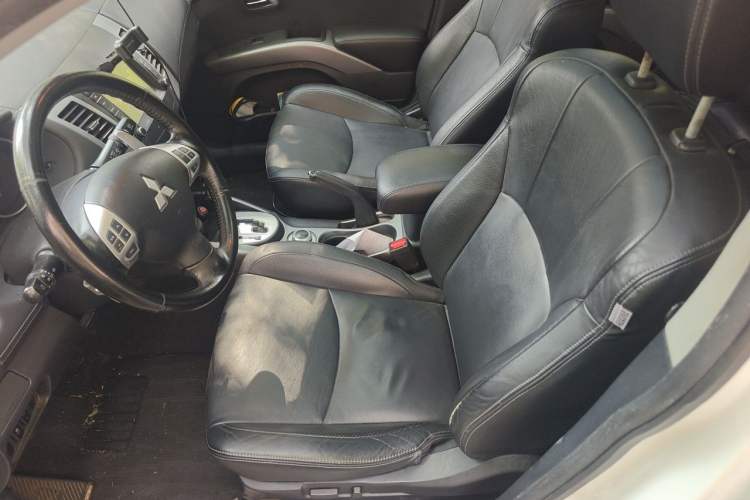 Used Mitsubishi Outlander 2012 Kicks 2.4 Fashion Navigation Edition Left Front Seat