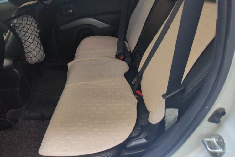 Used Mitsubishi Outlander 2012 Kicks 2.4 Fashion Navigation Edition Left Rear Seat