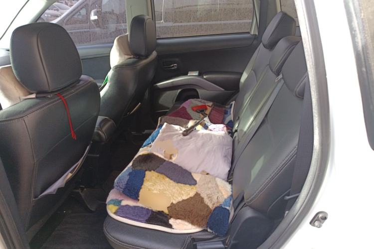 Used Mitsubishi Outlander 2012 Kicks 2.4 Fashion Navigation Edition Left Rear Seat