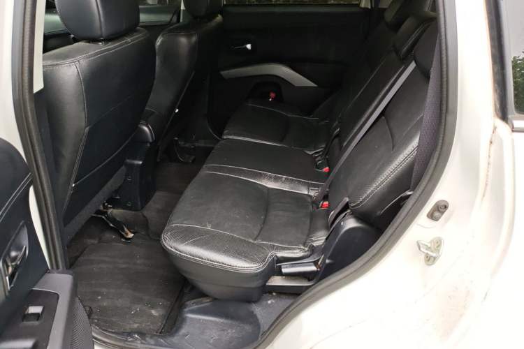 Used Mitsubishi Outlander 2012 Kicks 2.4 Fashion Navigation Edition Left Rear Seat