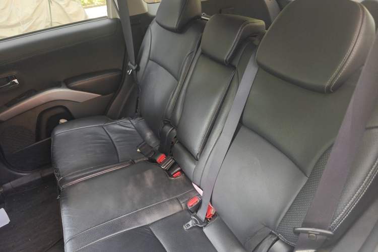 Used Mitsubishi Outlander 2012 Kicks 2.4 Fashion Navigation Edition Left Rear Seat