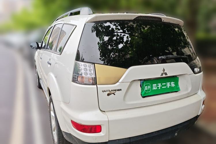 Used Mitsubishi Outlander 2012 Kicks 2.4 Fashion Navigation Edition Rear Left 45 Deg
