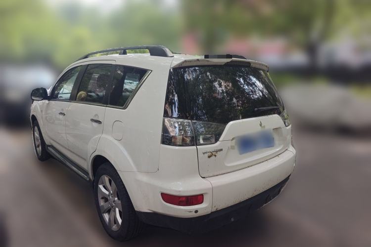 Used Mitsubishi Outlander 2012 Kicks 2.4 Fashion Navigation Edition Rear Left 45 Deg
