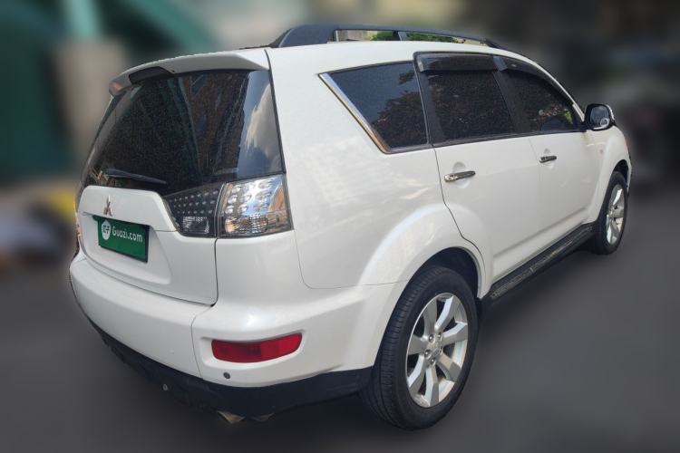 Used Mitsubishi Outlander 2012 Kicks 2.4 Fashion Navigation Edition Rear Right 45 Deg