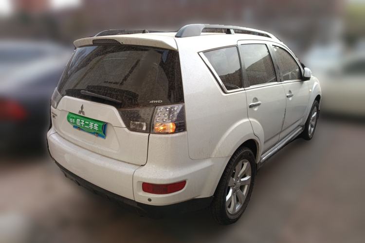 Used Mitsubishi Outlander 2012 Kicks 2.4 Fashion Navigation Edition Rear Right 45 Deg