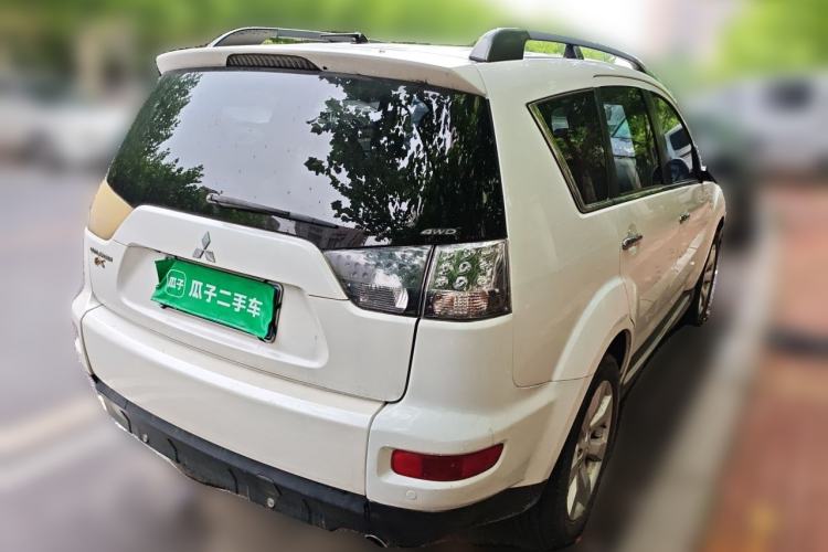 Used Mitsubishi Outlander 2012 Kicks 2.4 Fashion Navigation Edition Rear Right 45 Deg