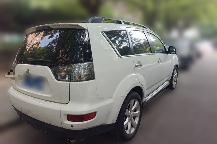Used Mitsubishi Outlander 2012 Kicks 2.4 Fashion Navigation Edition Rear Right 45 Deg