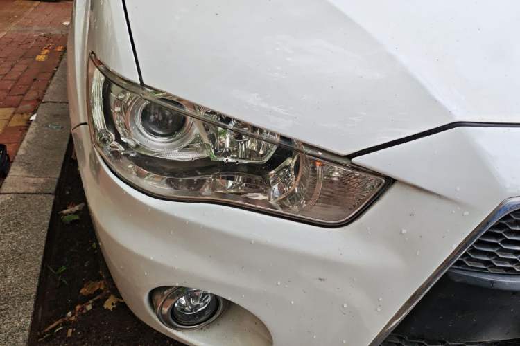 Used Mitsubishi Outlander 2012 Kicks 2.4 Fashion Navigation Edition Right Front Headlight