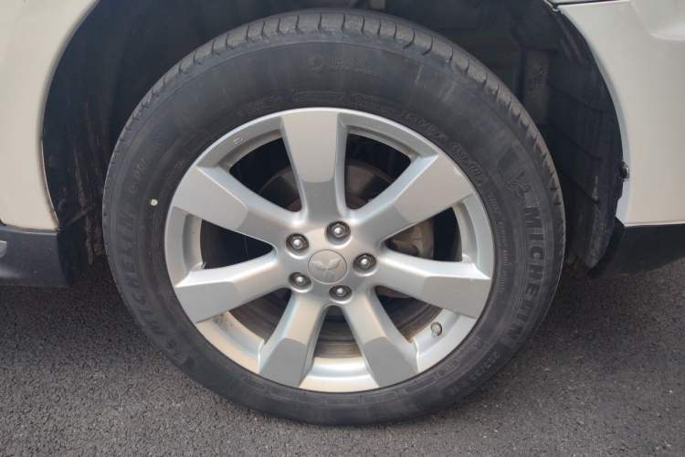 Used Mitsubishi Outlander 2012 Kicks 2.4 Fashion Navigation Edition Right Front Wheel Hub