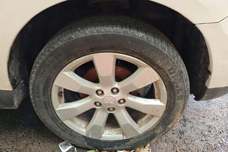Used Mitsubishi Outlander 2012 Kicks 2.4 Fashion Navigation Edition Right Front Wheel Hub