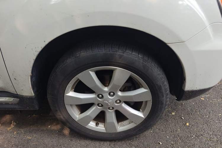 Used Mitsubishi Outlander 2012 Kicks 2.4 Fashion Navigation Edition Right Front Wheel Hub
