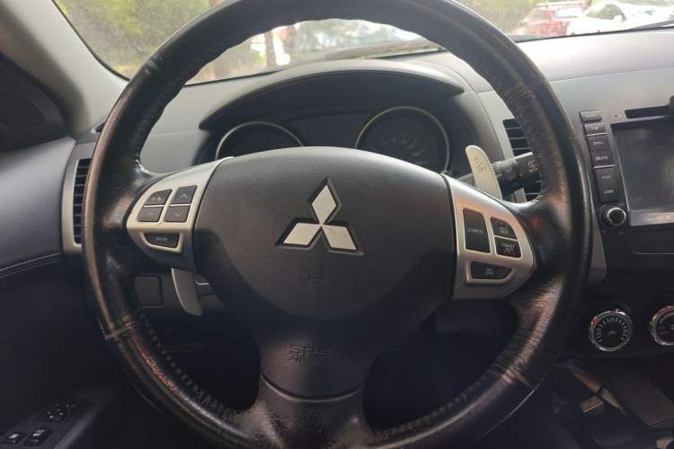 Used Mitsubishi Outlander 2012 Kicks 2.4 Fashion Navigation Edition Steering Wheel