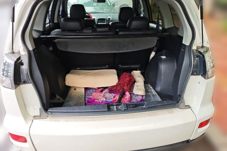 Used Mitsubishi Outlander 2012 Kicks 2.4 Fashion Navigation Edition Trunk