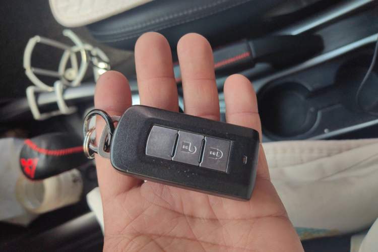 Used Mitsubishi Outlander 2012 Kicks 2.4 Fashion Navigation Edition Vehicle Key