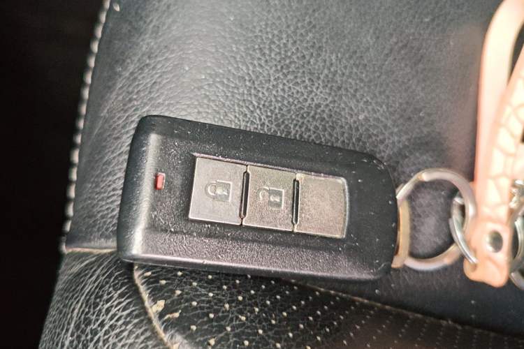 Used Mitsubishi Outlander 2012 Kicks 2.4 Fashion Navigation Edition Vehicle Key
