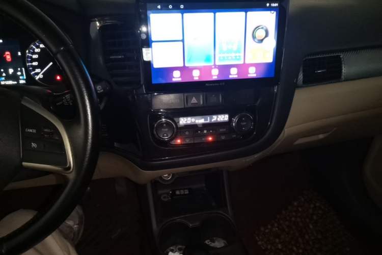 Used Mitsubishi Outlander 2013 2.4L 4x4 Luxury Navigation Edition 5 Seats Audio And AC Panel