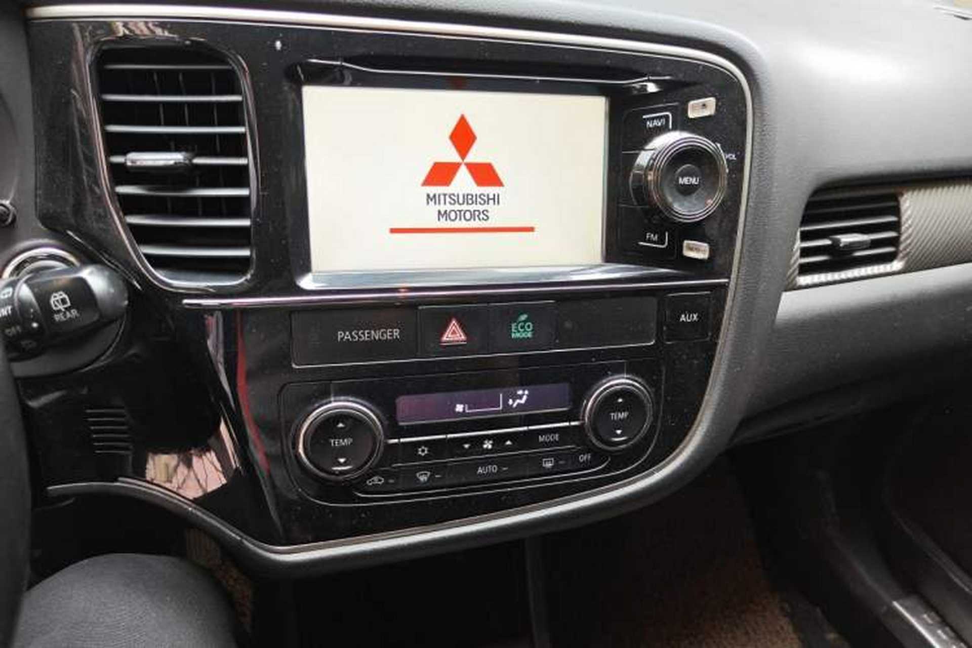 Used Mitsubishi Outlander 2013 2.4L 4x4 Luxury Navigation Edition 5 Seats Audio And AC Panel