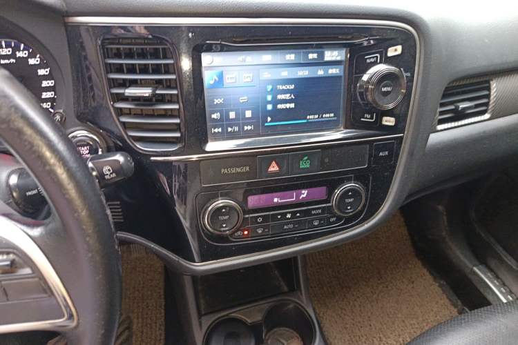 Used Mitsubishi Outlander 2013 2.4L 4x4 Luxury Navigation Edition 5 Seats Audio And AC Panel