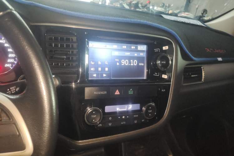 Used Mitsubishi Outlander 2013 2.4L 4x4 Luxury Navigation Edition 5 Seats Audio And AC Panel