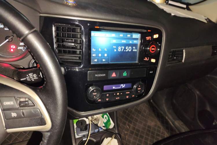 Used Mitsubishi Outlander 2013 2.4L Four-Wheel Drive Luxury Navigation Version 7 Seats Audio And AC Panel