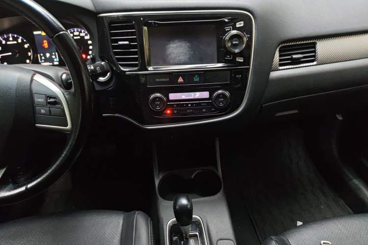 Used Mitsubishi Outlander 2013 2.4L 4x4 Luxury Navigation Edition 5 Seats Audio And AC Panel