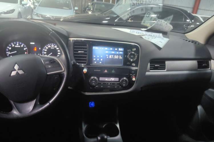 Used Mitsubishi Outlander 2013 2.4L 4x4 Luxury Navigation Edition 5 Seats Audio And AC Panel
