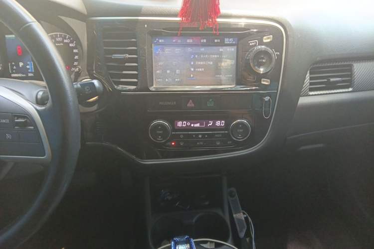 Used Mitsubishi Outlander 2013 2.4L Four-Wheel Drive Luxury Navigation Version 7 Seats Audio And AC Panel