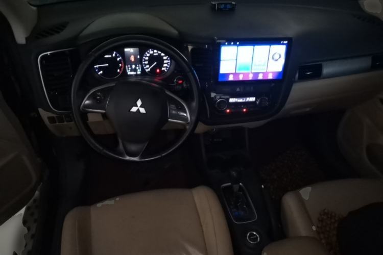 Used Mitsubishi Outlander 2013 2.4L 4x4 Luxury Navigation Edition 5 Seats Center Console