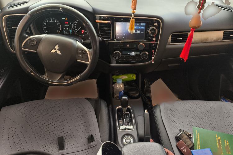 Used Mitsubishi Outlander 2013 2.4L Four-Wheel Drive Luxury Navigation Version 7 Seats Center Console