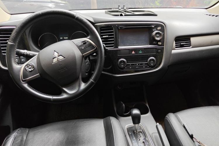 Used Mitsubishi Outlander 2013 2.4L 4x4 Luxury Navigation Edition 5 Seats Center Console