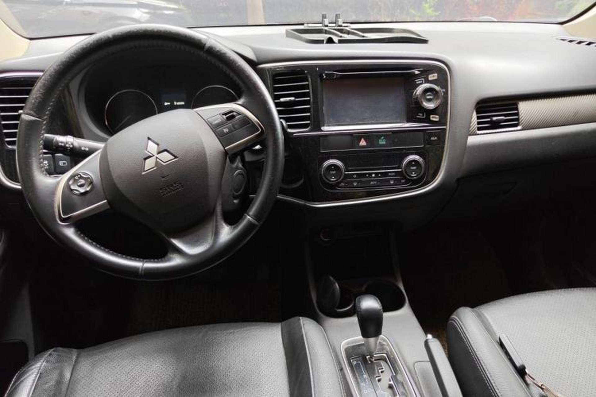 Used Mitsubishi Outlander 2013 2.4L 4x4 Luxury Navigation Edition 5 Seats Center Console