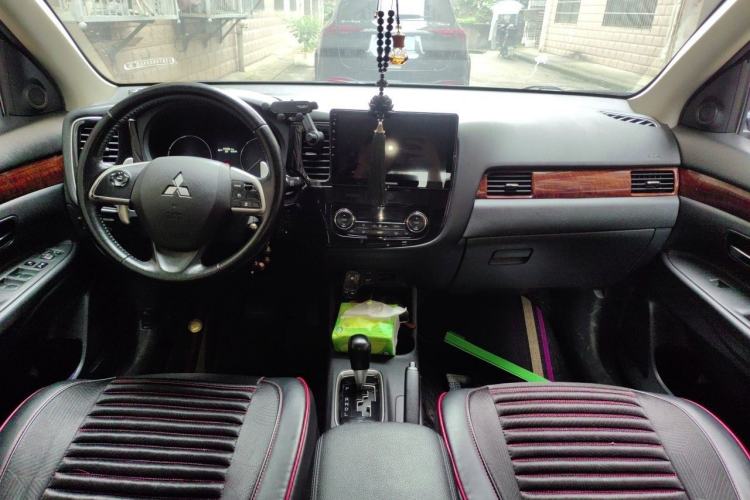 Used Mitsubishi Outlander 2013 2.4L Four-Wheel Drive Elite GT Version 7 Seats Center Console