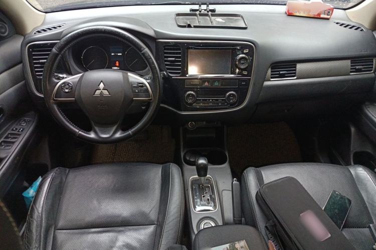 Used Mitsubishi Outlander 2013 2.4L 4x4 Luxury Navigation Edition 5 Seats Center Console