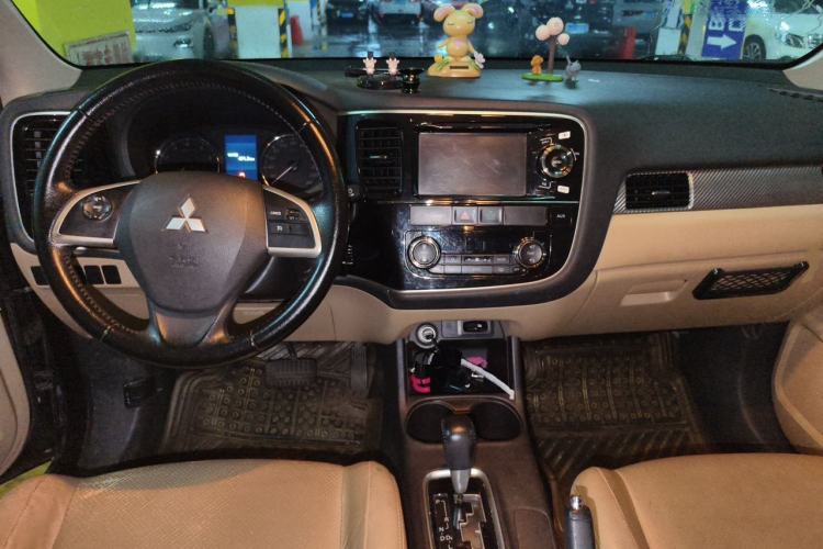 Used Mitsubishi Outlander 2013 2.4L Four-Wheel Drive Luxury Navigation Version 7 Seats Center Console