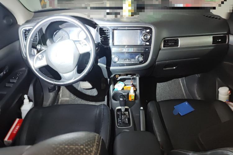 Used Mitsubishi Outlander 2013 2.4L 4x4 Luxury Navigation Edition 5 Seats Center Console