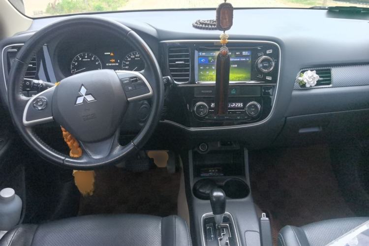 Used Mitsubishi Outlander 2013 2.4L 4x4 Luxury Navigation Edition 5 Seats Center Console