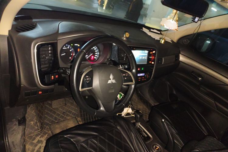 Used Mitsubishi Outlander 2013 2.4L Four-Wheel Drive Luxury Navigation Version 7 Seats Center Console