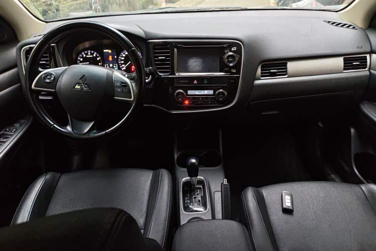 Used Mitsubishi Outlander 2013 2.4L 4x4 Luxury Navigation Edition 5 Seats Center Console
