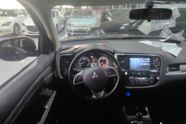 Used Mitsubishi Outlander 2013 2.4L 4x4 Luxury Navigation Edition 5 Seats Center Console