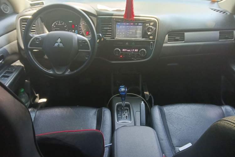 Used Mitsubishi Outlander 2013 2.4L Four-Wheel Drive Luxury Navigation Version 7 Seats Center Console