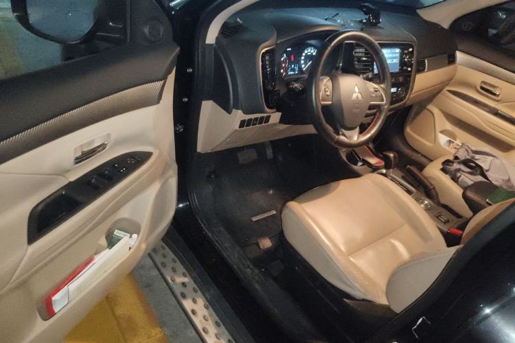 Used Mitsubishi Outlander 2013 2.4L Four-Wheel Drive Luxury Navigation Version 7 Seats Driver Seat