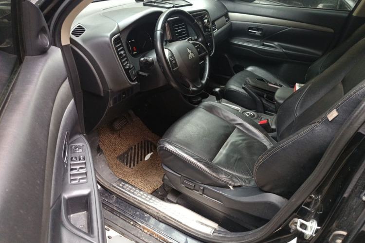 Used Mitsubishi Outlander 2013 2.4L 4x4 Luxury Navigation Edition 5 Seats Driver Seat