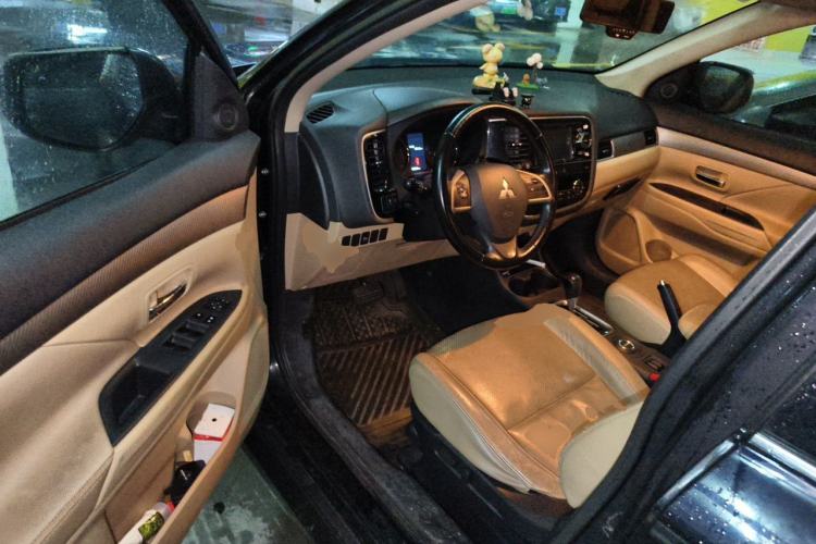 Used Mitsubishi Outlander 2013 2.4L Four-Wheel Drive Luxury Navigation Version 7 Seats Driver Seat