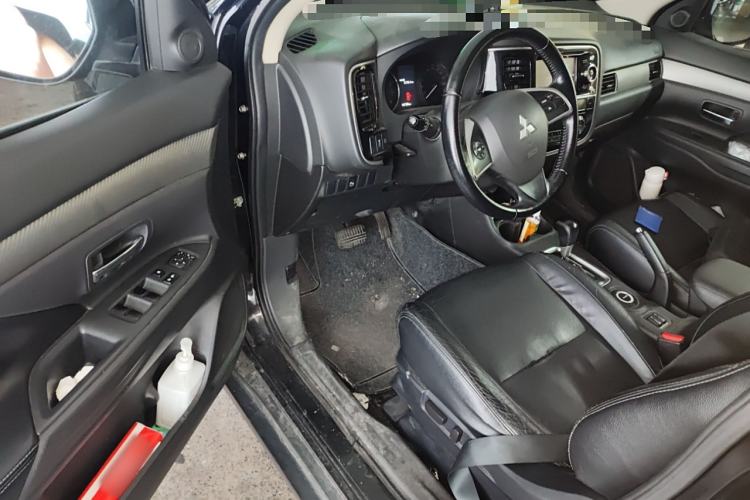 Used Mitsubishi Outlander 2013 2.4L 4x4 Luxury Navigation Edition 5 Seats Driver Seat