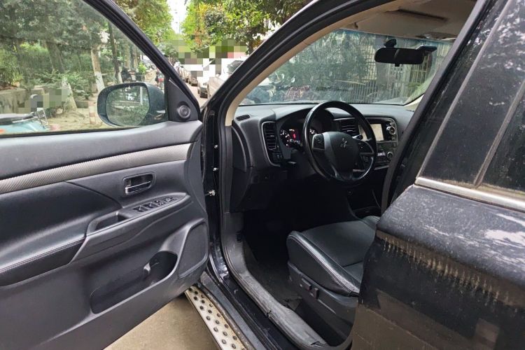Used Mitsubishi Outlander 2013 2.4L 4x4 Luxury Navigation Edition 5 Seats Driver Seat