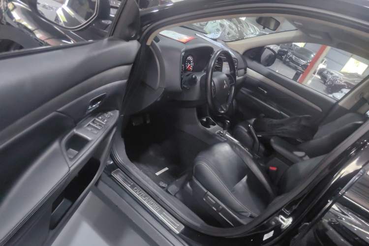 Used Mitsubishi Outlander 2013 2.4L 4x4 Luxury Navigation Edition 5 Seats Driver Seat