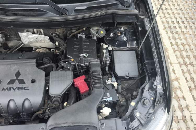 Used Mitsubishi Outlander 2013 2.4L 4x4 Luxury Navigation Edition 5 Seats Engine Bay Left