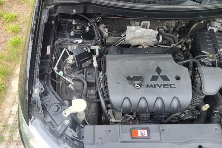 Used Mitsubishi Outlander 2013 2.4L 4x4 Luxury Navigation Edition 5 Seats Engine Bay Right